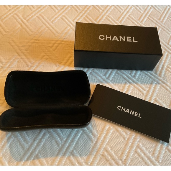 CHANEL BLACK LEATHER QUILTED READING GLASES CASE WITH BOX AND BOOKLET - Picture 4 of 5